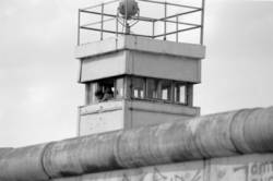 Die Berliner Mauer mit Blick auf einen Wachturm