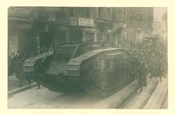 Panzer und marschierende Infanterie der Regierungstruppen vor dem Geschäft "Partiewaren Lewinski"