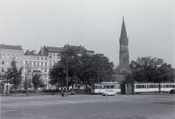 Spreewaldplatz, Nordwestseite mit Straßenbahnstation und Emmauskirche am, Lausitzer Platz