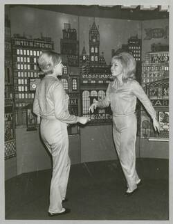 Am Sonntag schließt die Deutsche Industrieausstellung Berlin 1968 ... Tanzende Frauen am BASF-Stand der Industrieausstellung Berlin 1968