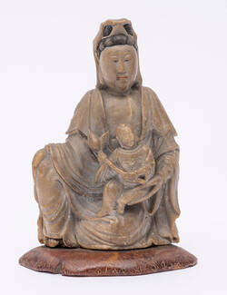 Specksteinfigur von sitzenden Guanyin mit Kind