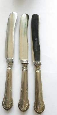 Drei Messer mit Silbergriffen