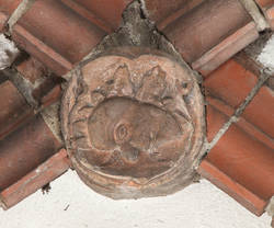 Gewölbeschlussstein mit Gesicht und Blaetterkranz vom Haus Spandauer Str. 21, ehem. Hofpostamt;