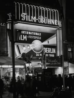Werbung für die X. Internationalen Filmfestspiele in Berlin an der Filmbühne Wien
