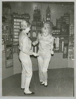Am Sonntag schließt die Deutsche Industrieausstellung Berlin 1968 ... Tanzende Frauen am BASF-Stand der Industrieausstellung Berlin 1968