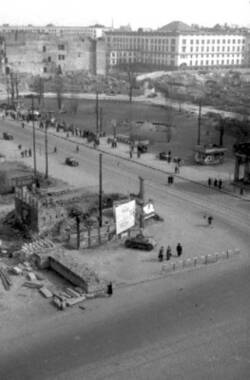 Blick über den Leipziger Platz hinweg Richtung Südosten zum ehemaligen Preußischen Herrenhaus