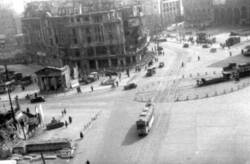 Blick über den Potsdamer Platz. Im Vordergrund eine Straßenbahn. Im Hintergrund das zerstörte Hotel Fürstenhof