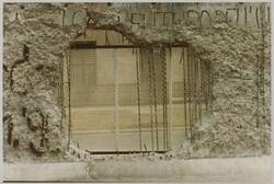 o.T., Mit Streckmetall verschlossenes Loch in der Berliner Mauer