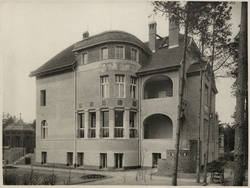Landhaus O. Thiele in der Friedrich Leopoldstraße zu Nicolassee. 1. Ansicht vom Garten her.;