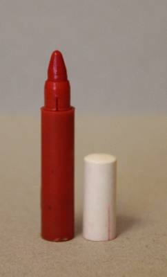 Roter Schminkstift in Kunststoffhülse;