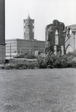 Blick vom Mühlendamm zum Roten Rathaus mit Ruine Nikolaikirche