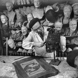 Eduard Fischer in seiner Werkstatt