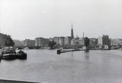 Blick von der Jannowitzbrücke zur Fischerinsel mit der Petri-Kirche, rechts die Mühlendammschleuse