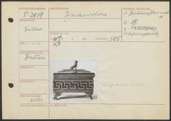 Rechteckiger Zuckerkasten mit Mäanderfries und sitzendem Hund auf dem Deckel, Berlin, nach 1848