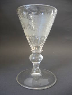 Trichterpokal aus Glas mit der Darstellung eines Liebespaares