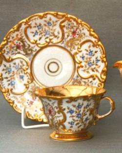 Tasse mit Unterschale, Goldstaffage und Ornamentik