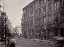 Spandauer Straße 36-37 und 46 mit Blick bis zum Molkenmarkt, Im Hintergrund das schwerinsche Palais und Eingang zum Krögel
