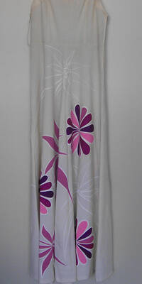 Cremeweißes Kleid im Schrägschnitt mit Spaghettiträgern und violett/pinker Blütenmalerei