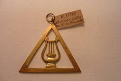 Freimaurerbijou in Form eines gleichseitigen Dreiecks mit Lyra