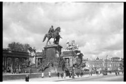 Kaiser-Wilhelm-Nationaldenkmal mit Blick Richtung Zeughaus; Mitte, sowjetischer Sektor