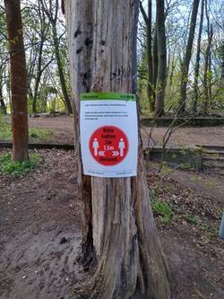 Info-Tafel der Berliner Forsten zur Abstandsregelung für Spaziergänger am Ausgang des Spreetunnels in Köpenick;