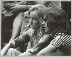 o.T., Zwei Zuhörerinnen bei "Jazz in the Garden" 1971