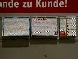 Wohnungslos in Berlin - Anzeigenkarten in einem Supermarkt "von Kunde zu Kunde"