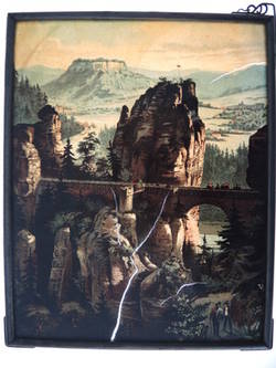 Fensterbild: Landschaft mit Berg und Brücke (Basteibrücke mit Blick auf Königstein);