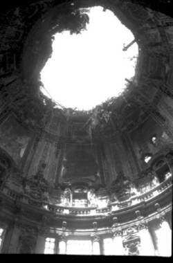 Blick vom Inneren des Berliner Doms auf die durchbrochene Kuppel