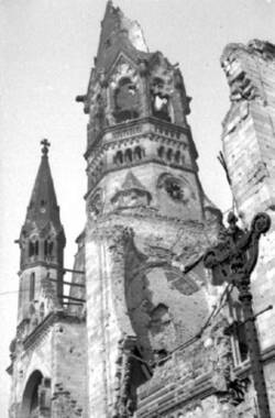 Kaiser-Wilhelm-Gedächtniskirche. Blick zum Turm