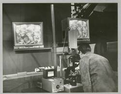"E-Mikroskop mit Fernsehübertragung". Industrieausstellung Berlin 1968
