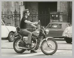 o.T., Junger Mann auf Motorrad