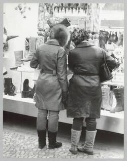 o.T., Zwei Frauen blicken in ein Schaufenster