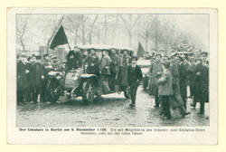 Der Umsturz  in Berlin am 9. November 1918. Ein mit Mitgliedern des Arbeiter- und Soldaten-Rates besetztes Auto mit der roten Fahne.