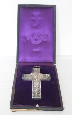 Silbernes Bischofskreuz mit getriebenem Christuskopf im Etui