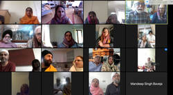 "Corona bringt meine indische Großfamilie eng zusammen." Videokonferenz auf Hindi, Punjabi und Englisch.