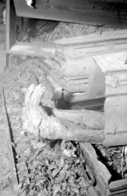 Beine einer Leiche aus einem Sarg guckend, ermutlich Gruft in der Alten Garnisonkirche.