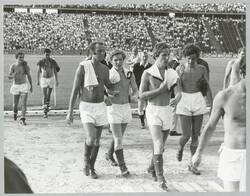 o.T., Fußballspieler verlassen das Spielfeld. Olympiastadion