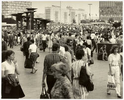 Bevölkerter Alexanderplatz. Brunnen der Völkerfreundschaft