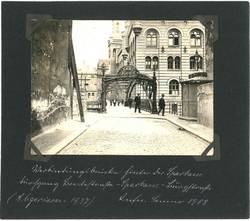 "Verbindungsbrücke hinter der Sparkasse. Durchgang Breite Straße-Sparkasse-Burgstraße" abgerissen 1937