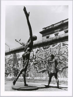 "Skulptur 'Der Flug' von Rainer Fetting Photoaktion am 19./20. Juli 1989 an der Mauer Zeit 13.30Uhr"