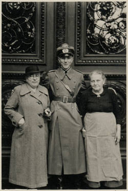 Friedrichsgracht 58. Dieter Lenz mit Frau Maurer und Portiersfrau vor Eingangstür des sogenannten Possart-Hauses