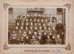 Gruppenbildnis der Mädchenklasse VI b (3.Schuljahr), 142. Gemeinde-Schule "Erinnerung an die Schulzeit"