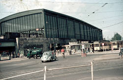 Der Bahnhof Zoo in Berlin mit Blick von Hardenberger Straße/Joachimsthaler Straße