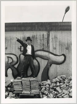 "Rainer Fetting an der Mauer in Berlin-Kreuzberg"