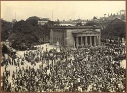 Aufziehen der Wache am 3. Mobilmachungstage 1914, Unter den Linden