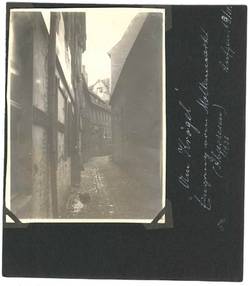 "Am Krögel. Eingang vom Molkenmarkt, abgerissen 1936"