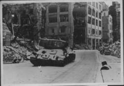 Aufnahme eines zerstörten sowj. Panzers T-34 am Spittelmarkt