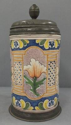 Walzenkrug mit Zinndeckel, Pilaster und floraler Dekor;