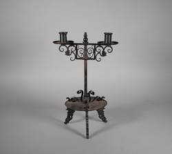 Zweiarmiger reich ornamentierter Kerzenleuchter aus Eisen